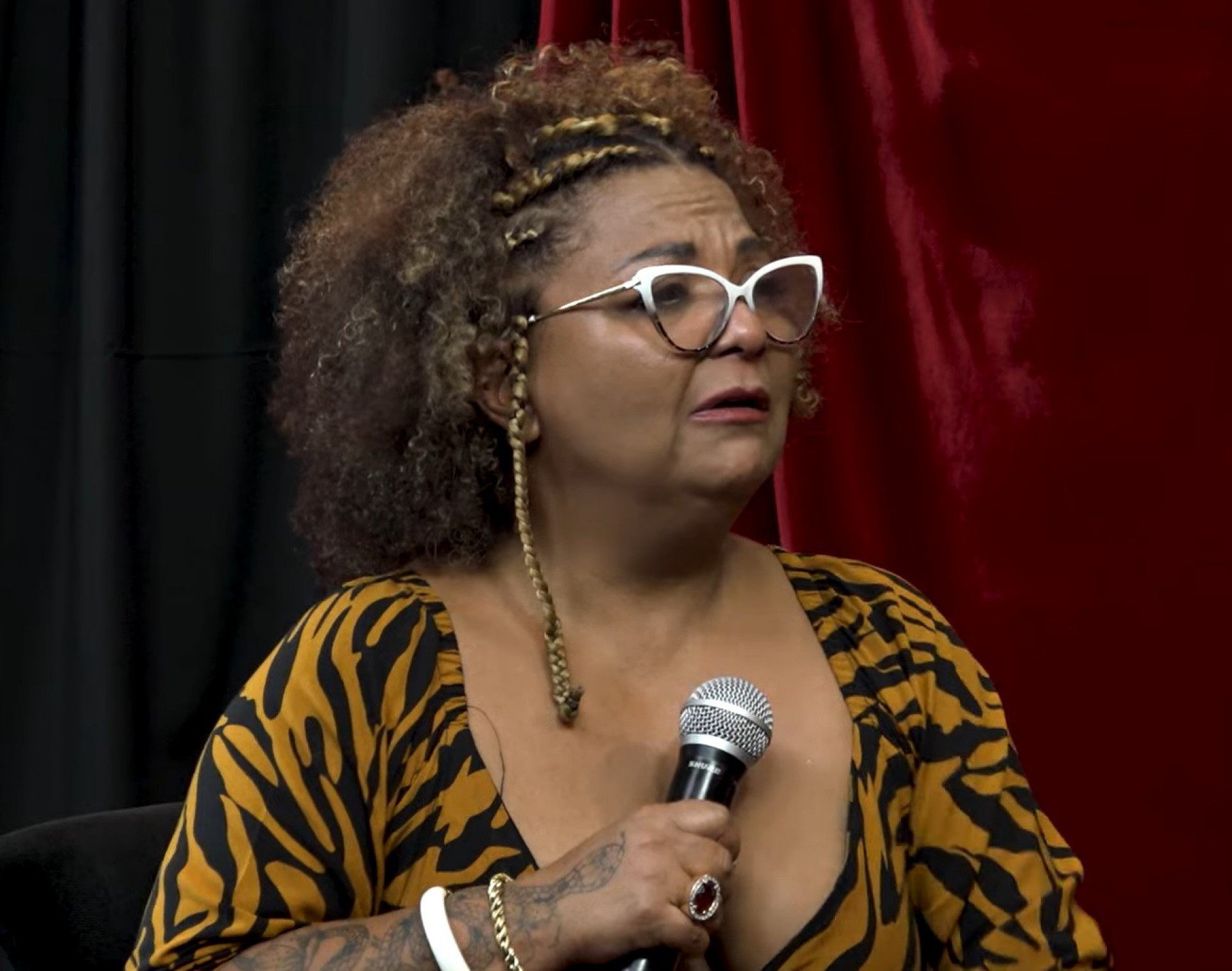 Babi Cruz se emociona ao falar sobre o marido, Arlindo Cruz - Reprodução de vídeo/ Vipei!