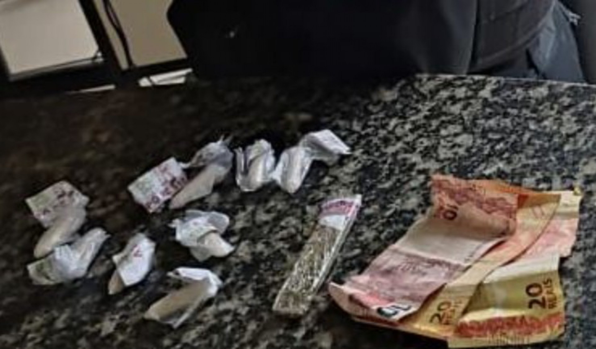  No total, foram arrecadados nove pinos de coca&iacute;na, uma bucha de maconha e R$ 50 em esp&eacute;cie - Letycia Rocha (RC24h)