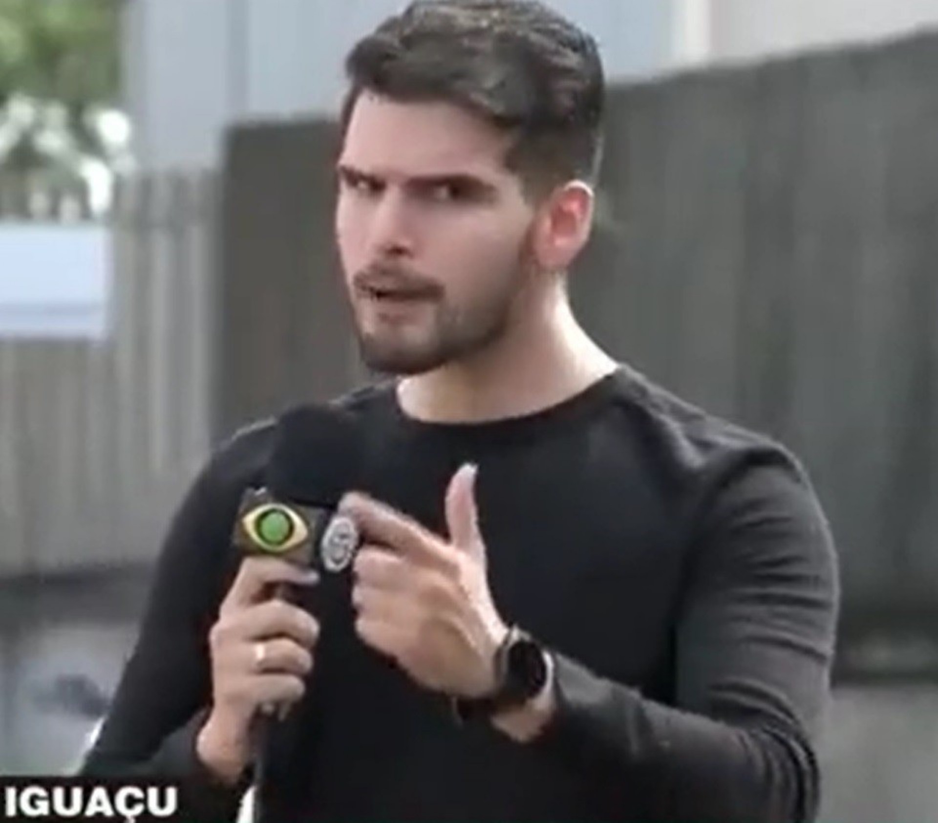 Repórter do 'Brasil Urgente', Júnior Rocha faz paródia de música da Xuxa para noticiar crime - Reprodução de vídeo