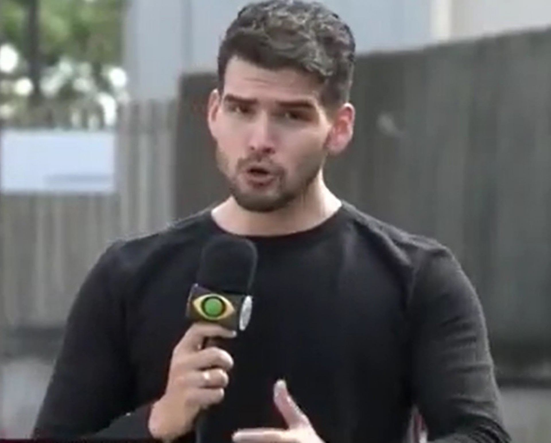 Repórter do 'Brasil Urgente', Júnior Rocha faz paródia de música da Xuxa para noticiar crime - Reprodução de vídeo