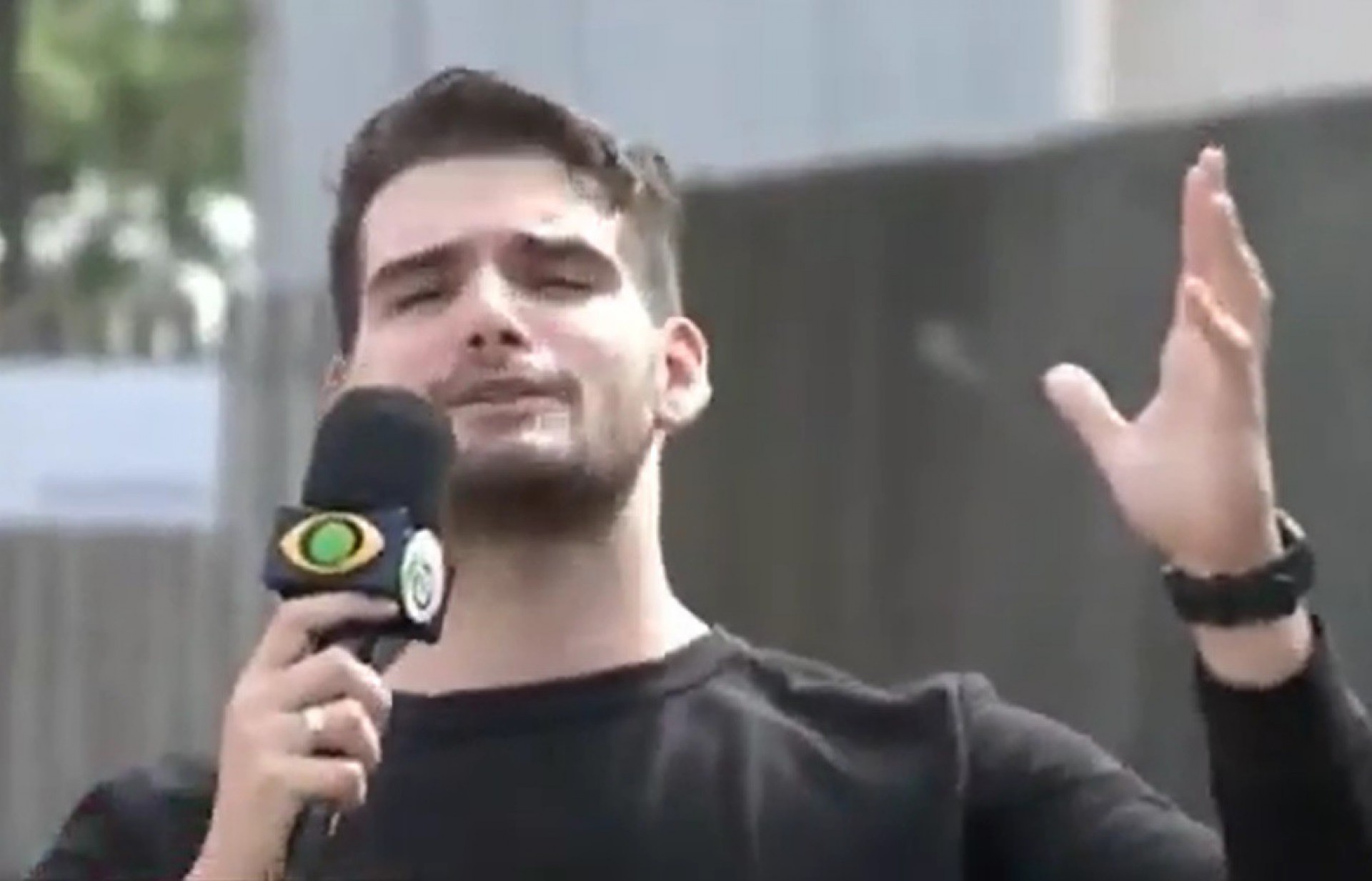 Repórter do 'Brasil Urgente', Júnior Rocha faz paródia de música da Xuxa para noticiar crime - Reprodução de vídeo