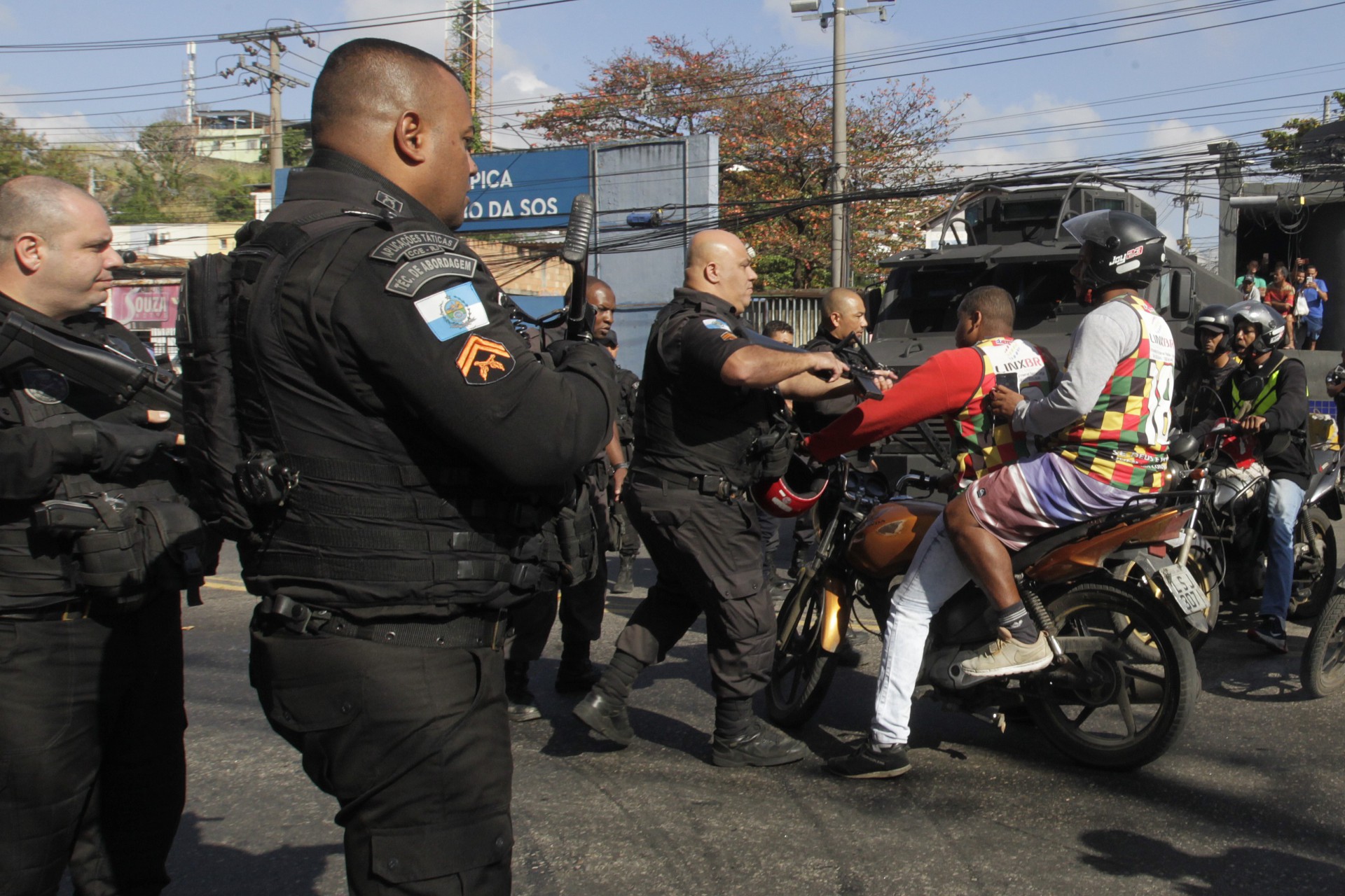Policia - Policiais militares e civis, fazem operaçao no Complexo do Alemao hoje. - Reginaldo Pimenta / Agencia O Dia