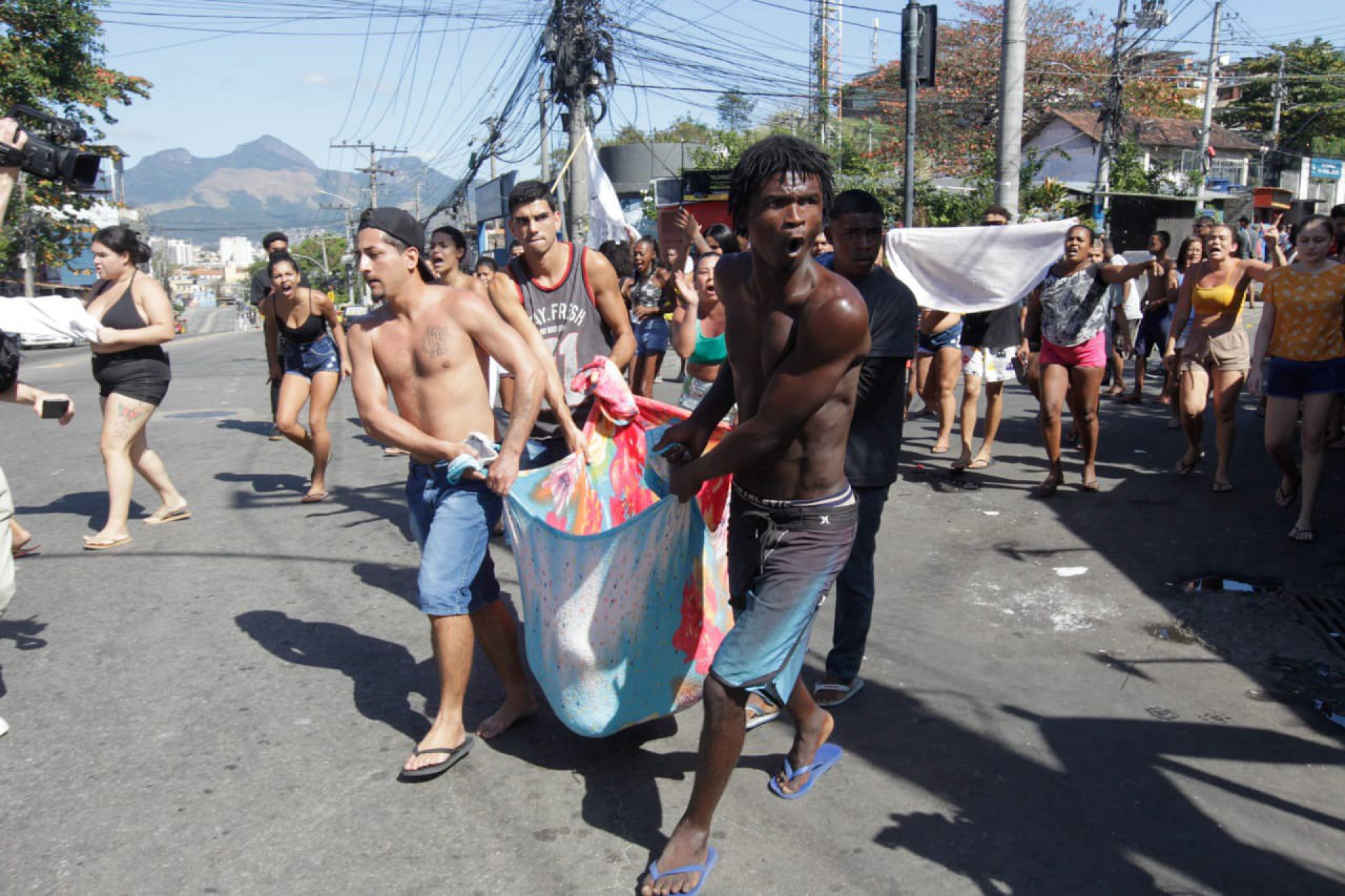Moradores retiram corpos do interior do Complexo do Alemão | Rio de Janeiro  | O Dia