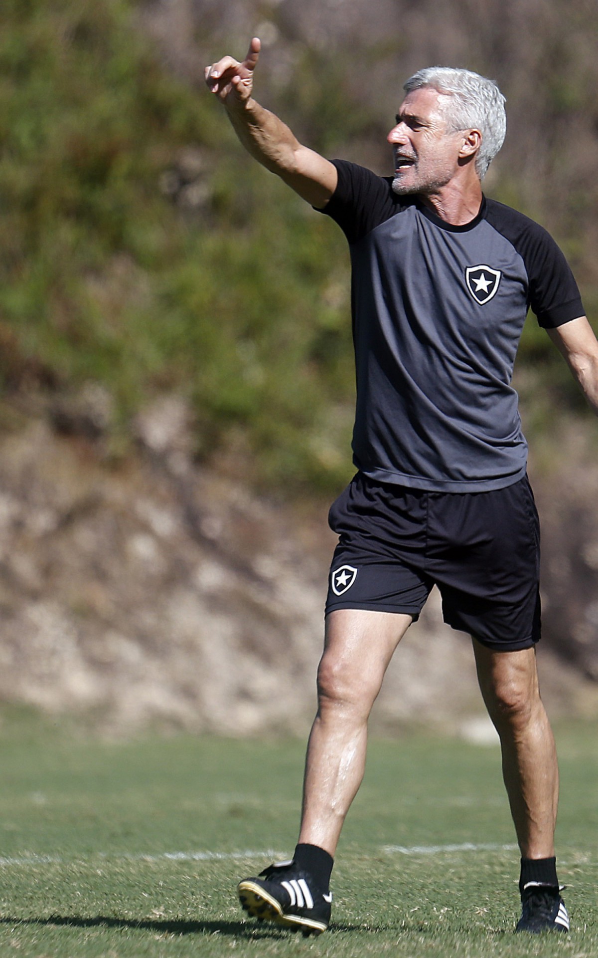 Luis Castro. Treino do Botafogo no Espaco Lonier. 08 de Julho de 2022, Rio de Janeiro, RJ, Brasil. Foto: Vitor Silva/Botafogo. 
Imagem protegida pela Lei do Direito Autoral Nº 9.610, DE 19 DE FEVEREIRO DE 1998. Sendo proibido qualquer uso comercial, remunerado e manipulacao/alteracao da obra.
 - Vitor Silva/Botafogo