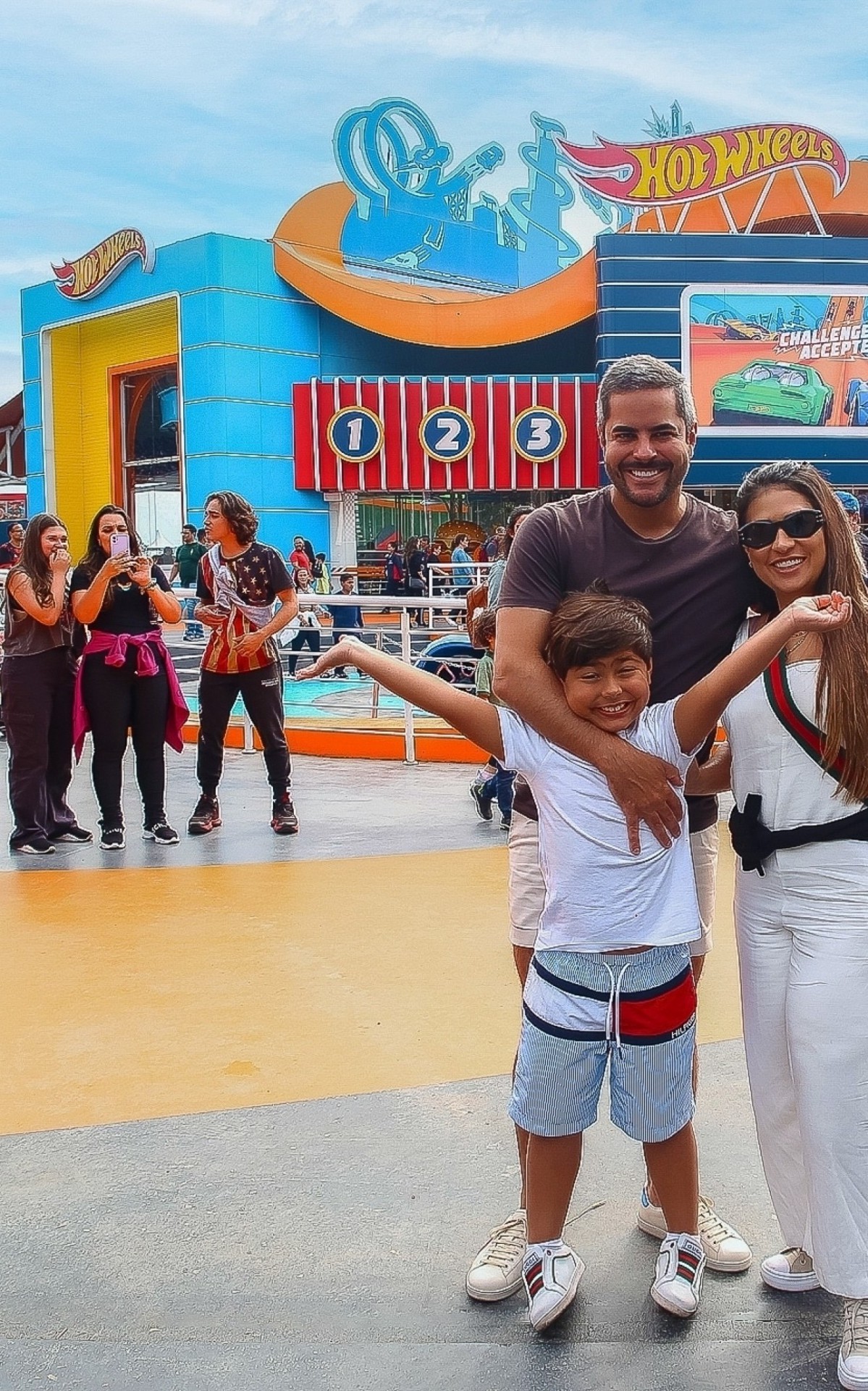 Simone Mendes curte passeio em parque de diversões com o marido, Kaká Diniz, e os filhos