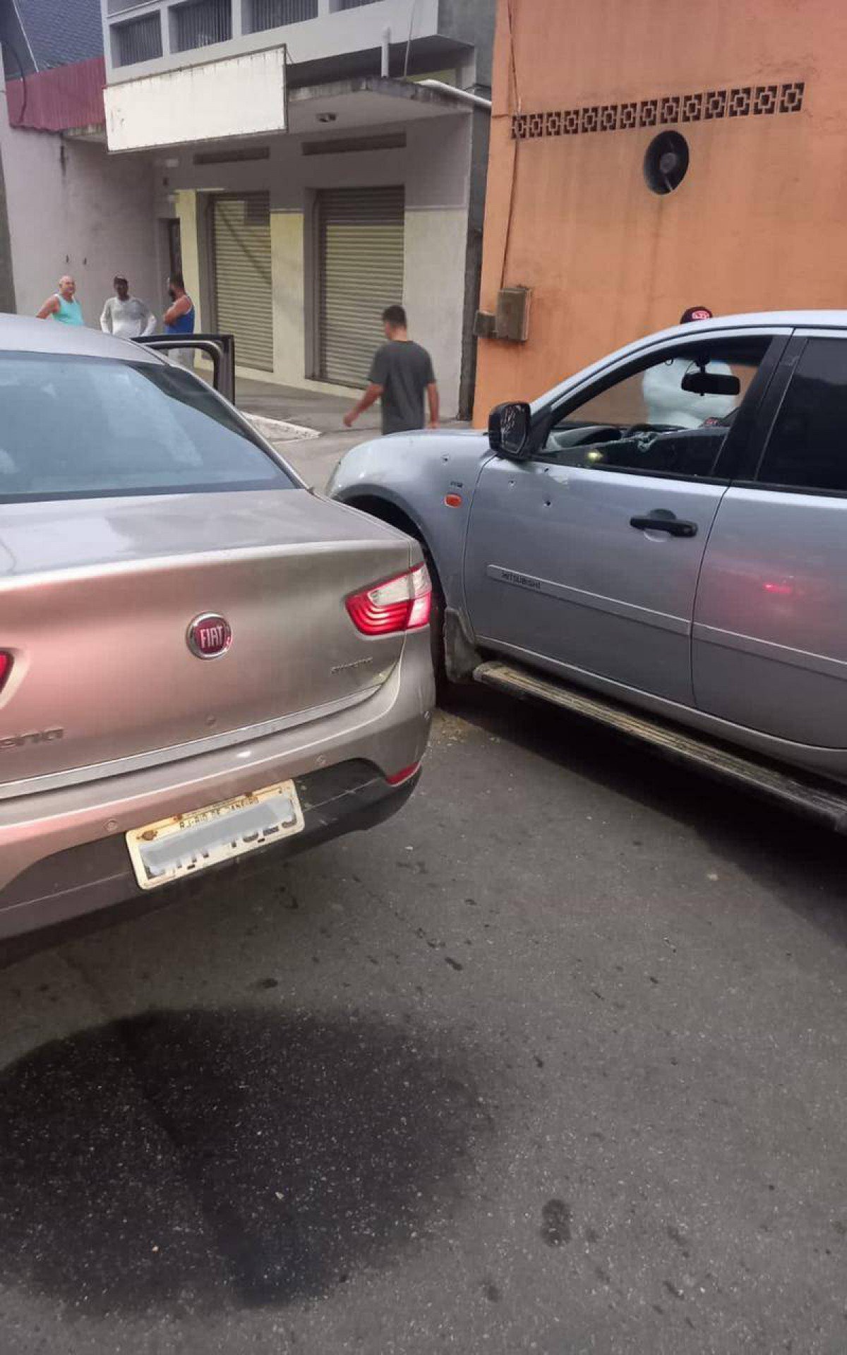 O agente estava com seu carro, uma L200, parado na Avenida Manoel Duarte, quando foi interceptado por três criminosos que estavam em veículo Siena - Divulgação/PRF