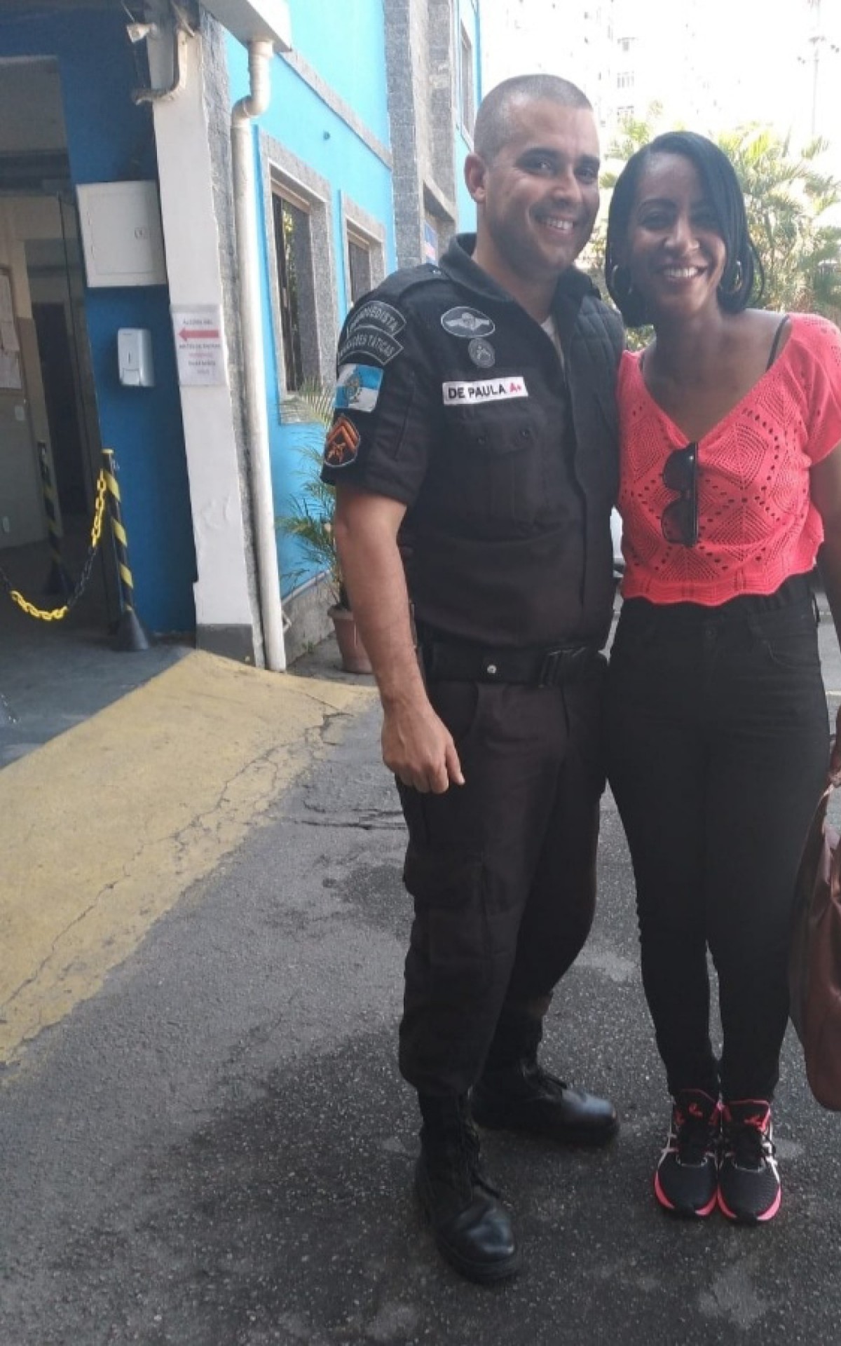 L&iacute;dia Costa ao lado do marido, cabo De Paula, morto em opera&ccedil;&atilde;o no Alem&atilde;o