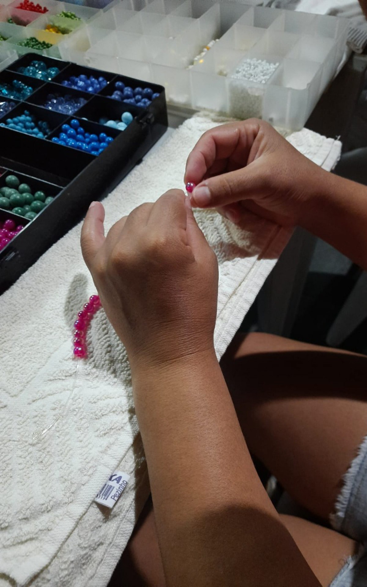 Pacientes do Caps Neusa Santos de Souza fazem bijuterias no processo de ressocializa&ccedil;&atilde;o