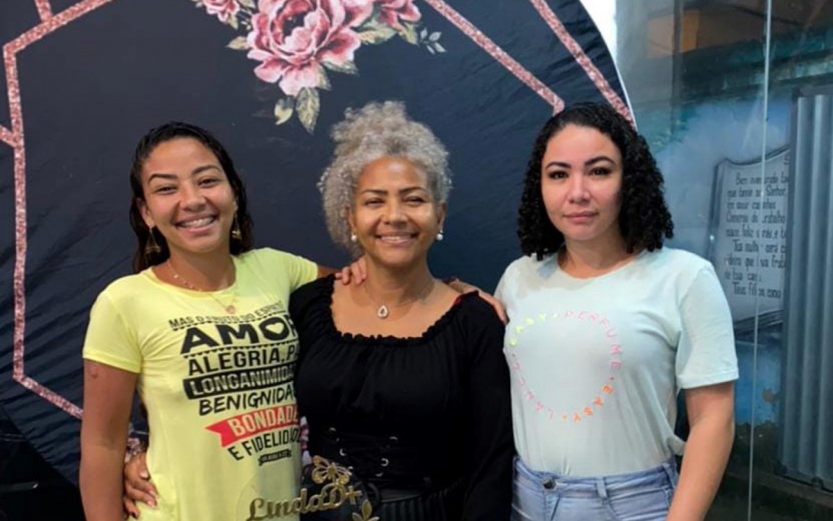 Let&iacute;cia dos Salles, de 50 anos, ao lado das filhas J&eacute;ssica e Jennifer dos Salles