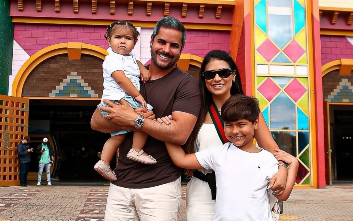 Simone Mendes curte passeio em parque de diversões com o marido, Kaká Diniz, e os filhos, Henry e Zaya - Guma Miranda / Ag. News