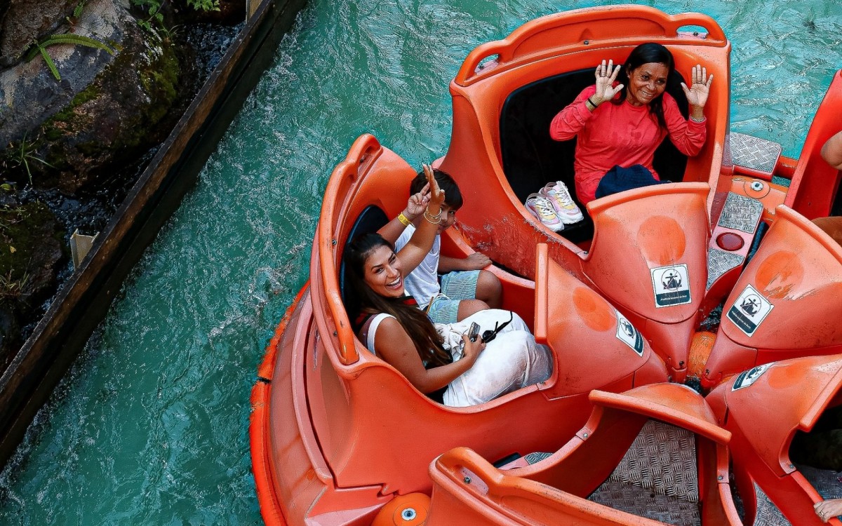 Simone se divertiu com a família em parque de diversões em Santa Catarina