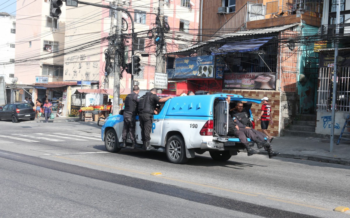 Movimentação próximo a UPA do Alemão, nesta sexta-feira(22).