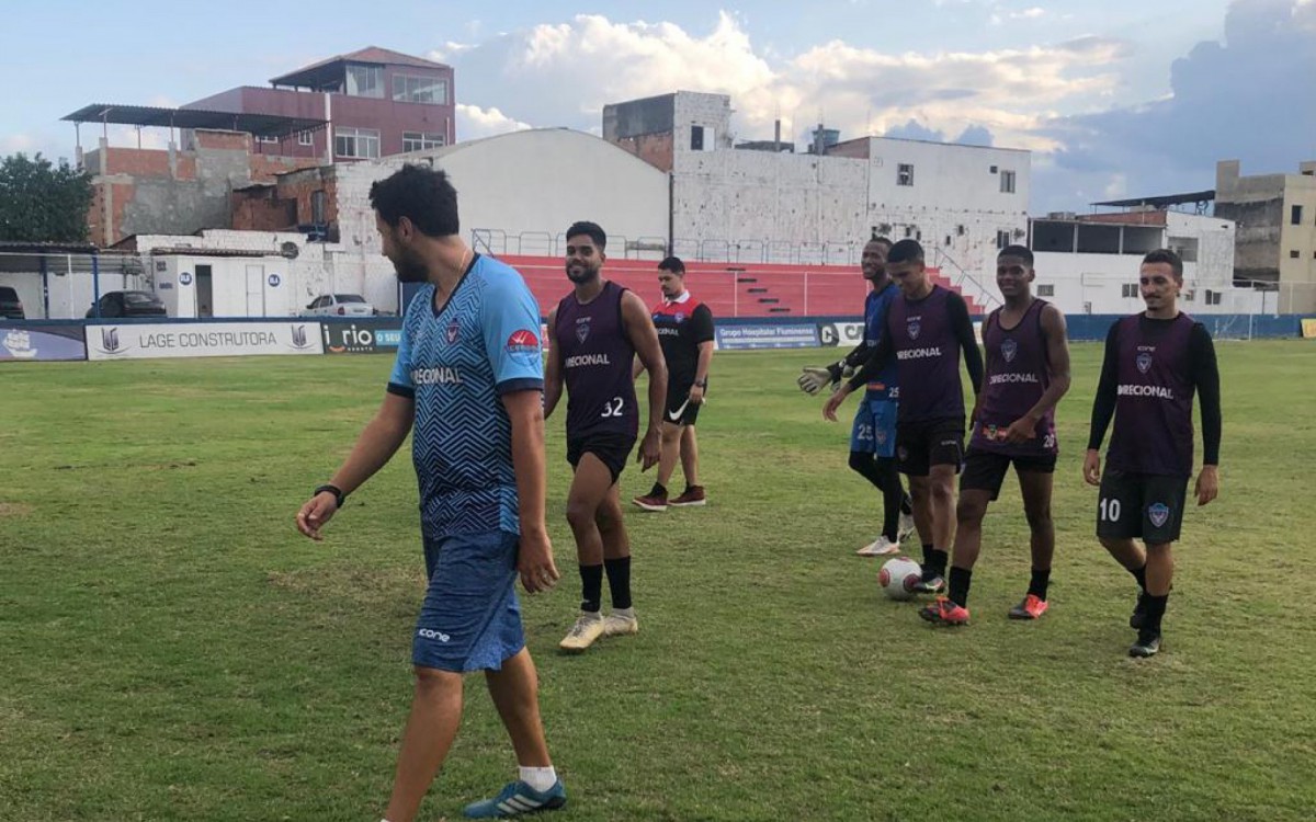 O t&eacute;cnico Diego Brand&atilde;o e os jogadores no treinamento visando as semifinais