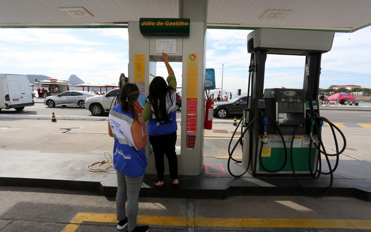 Fiscaliza&ccedil;&otilde;es do Procon-RJ em postos constatam pre&ccedil;o m&eacute;dio de R$ 5,94 para a gasolina comum e R$ 4,92 para o etanol