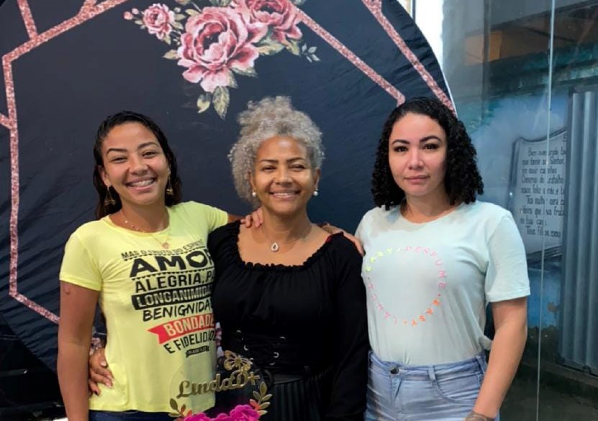 Letícia dos Salles, de 50 anos, ao lado das filhas Jéssica e Jennifer dos Salles - Reprodução do Facebook