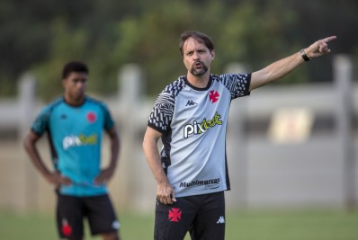 Quem deve ser o substituto de Mauricio Souza no comando do Vasco?