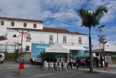 Vacinação contra a Covid-19 leva crianças e adultos aos polos da cidade