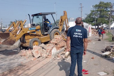 Mais de 50 construções são demolidas em operação realizada pela Seop na Mangueira