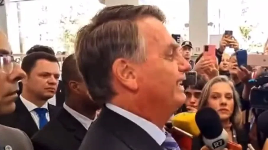 Bolsonaro evita falar se vai entregar faixa presidencial caso perca a eleição; Vídeo