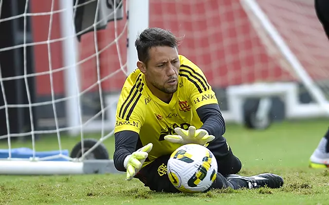 Sem David Luiz, Flamengo volta a relacionar Diego Alves