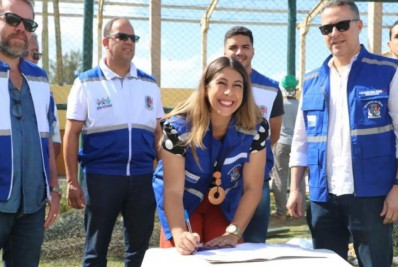 Prefeita assina contrato de R$ 416 mil para reforma do estádio de futebol na Praia do Açu
