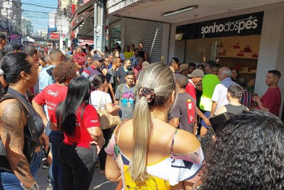 Homem suspeito de furto é agredido e detido por pedestres em São Gonçalo