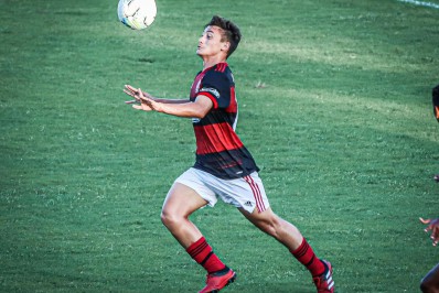 Lucas Bauru: o volante habilidoso com as duas pernas e apelidado de 'Arrascaeta da base' do Flamengo