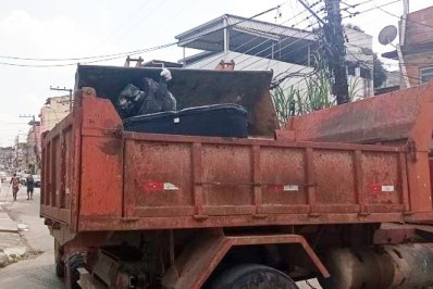 PM retira 3 toneladas de barricadas no bairro Parque Nicolau, em Meriti