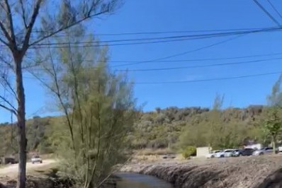 Arraial do Cabo realiza desassoreamento no canal de drenagem, na Praia do Pontal