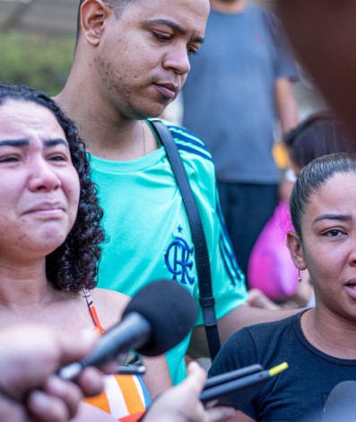 Jennifer e Jéssica, filhas de Letícia Marinho, de 50 anos, não seguraram as lágrimas ao falar da tragédia