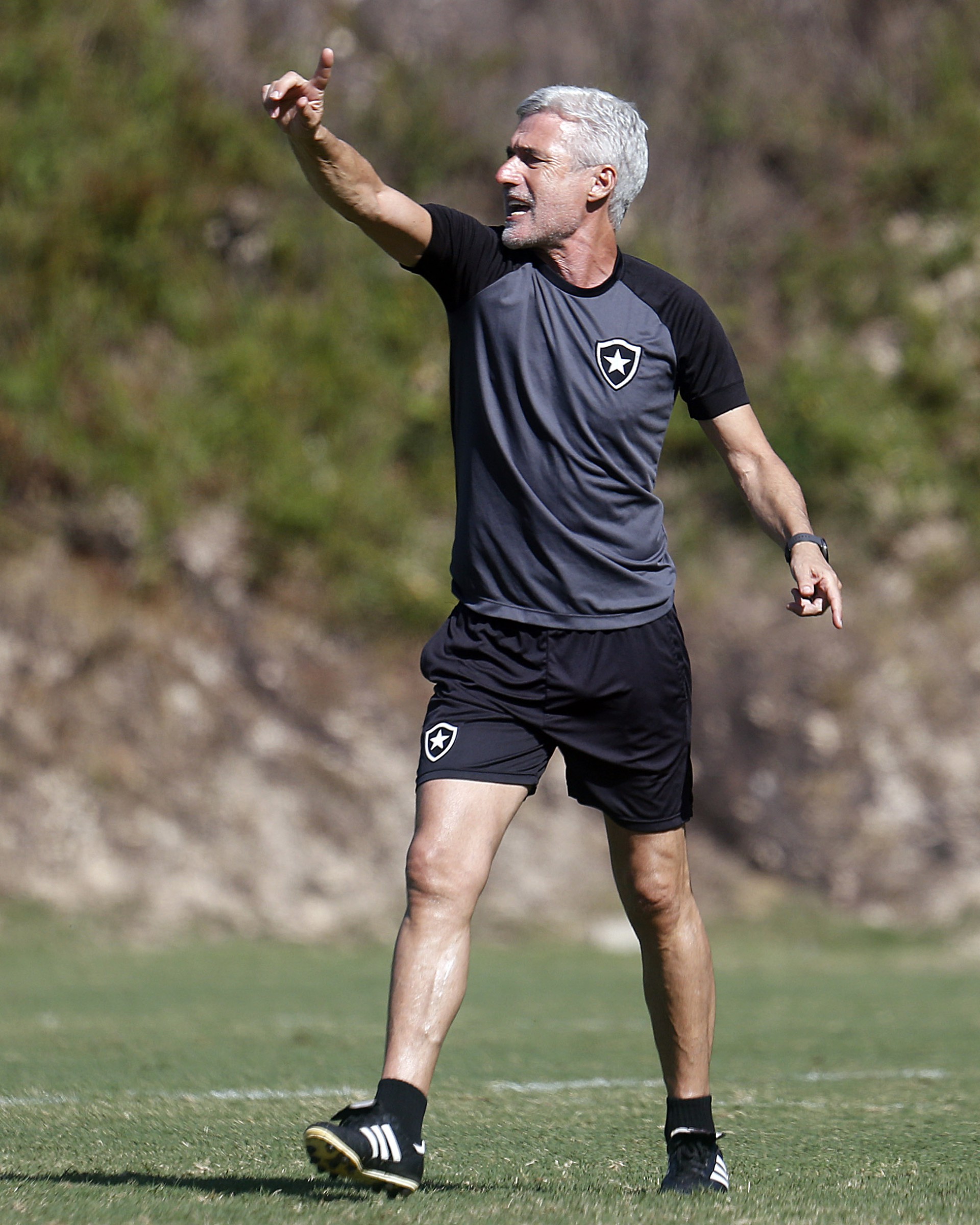 Luis Castro. Treino do Botafogo no Espaco Lonier. 08 de Julho de 2022, Rio de Janeiro, RJ, Brasil. Foto: Vitor Silva/Botafogo.
Imagem protegida pela Lei do Direito Autoral Nº 9.610, DE 19 DE FEVEREIRO DE 1998. Sendo proibido qualquer uso comercial, remunerado e manipulacao/alteracao da obra.