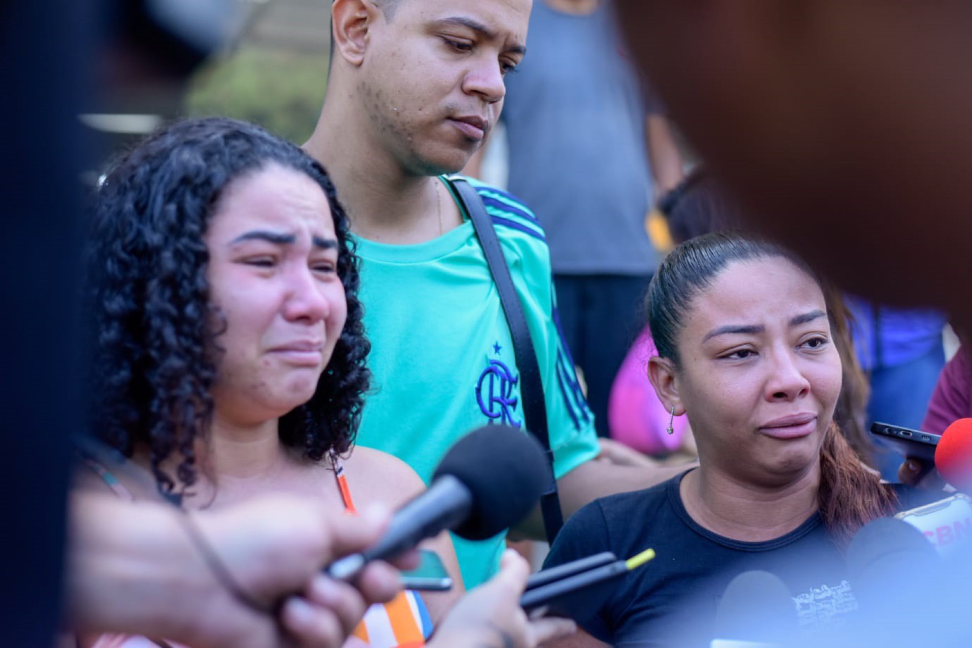 Jenifer e Jéssica, filhas de Letícia dos Sales, e Neylson, sobrinho da vítima - Vanessa Ataliba/Agência O Dia