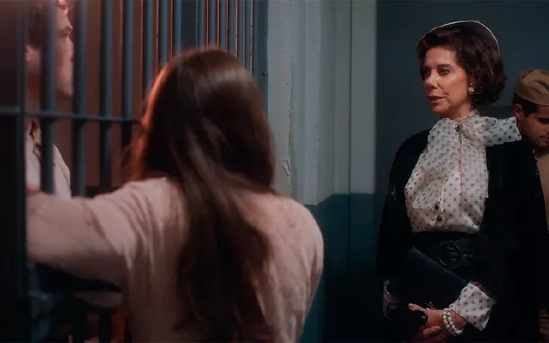 Tenório (Jayme Matarazzo) é preso e recebe a visita da mãe, Lisiê (Angela Vieira) - Reprodução da TV Globo