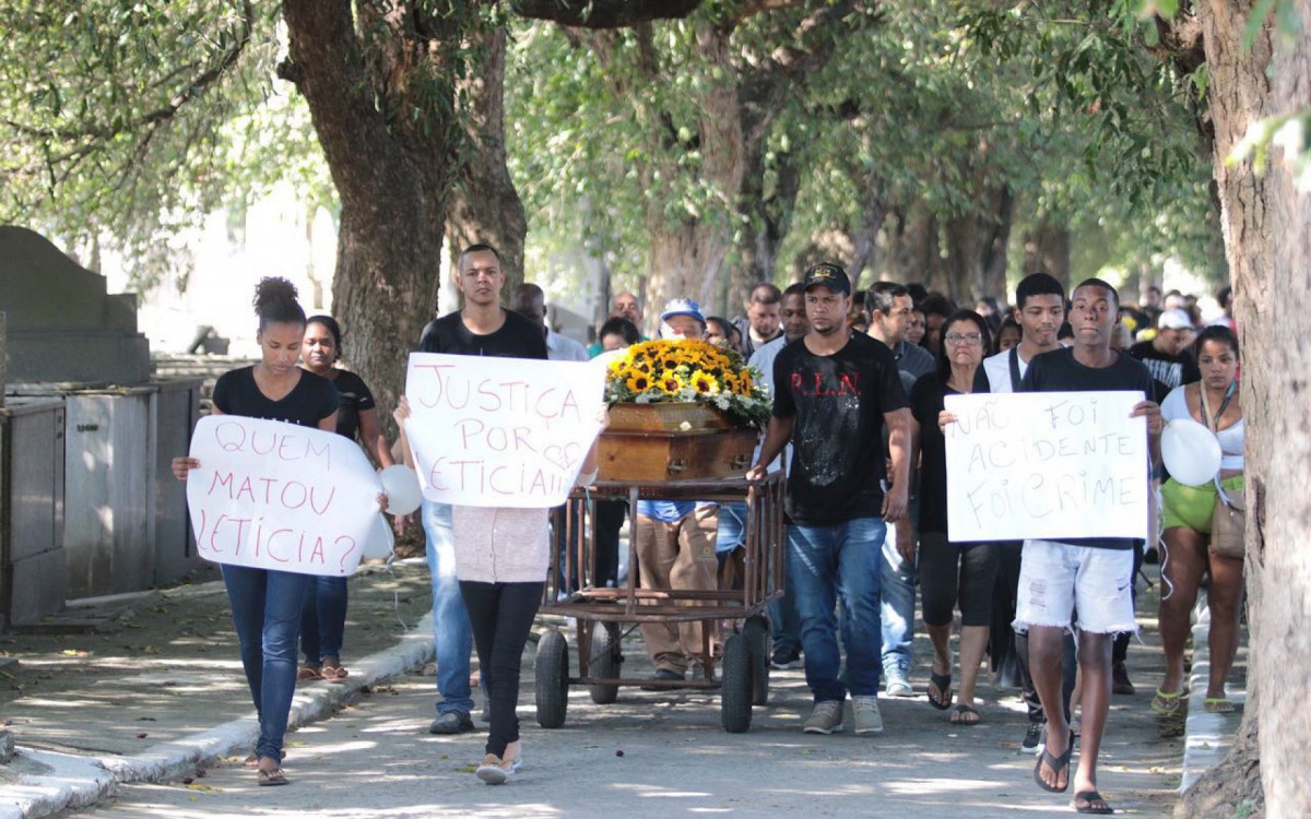Amigos e familiares enterram corpo de Let&iacute;cia Sales, de 50 anos, no cemit&eacute;rio S&atilde;o Francisco Xavier, no Caju