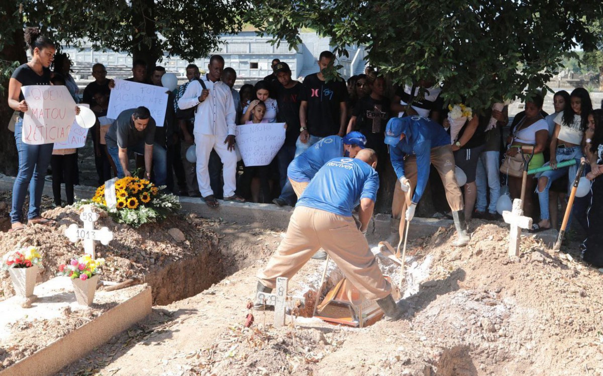 Amigos e familiares enterram corpo de Let&iacute;cia Sales, de 50 anos, no cemit&eacute;rio S&atilde;o Francisco Xavier, no Caju