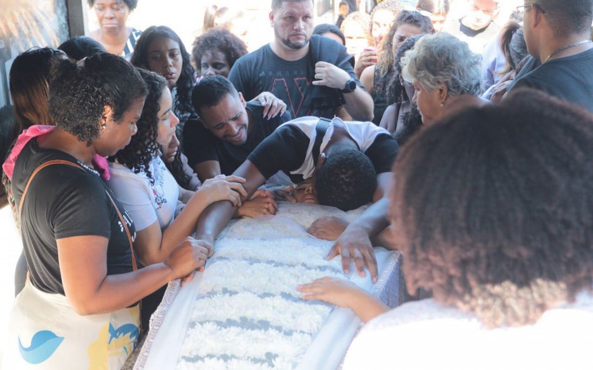 Amigos e familiares enterram corpo de Let&iacute;cia Sales, de 50 anos, no cemit&eacute;rio S&atilde;o Francisco Xavier, no Caju - Renato Moura/ Voz das Comunidades