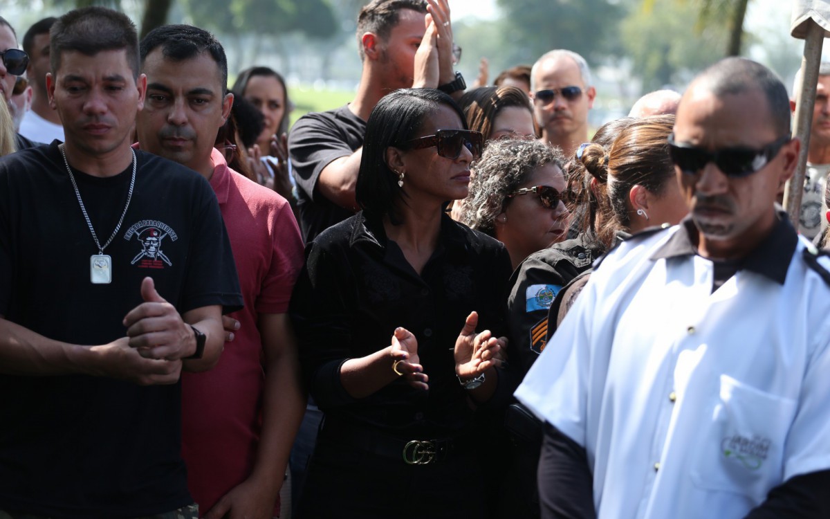 Sepultamento do PM Bruno de Paula Costa, morto no Complexo do Alem&atilde;o - Cl&eacute;ber Mendes/Ag&ecirc;ncia O Dia