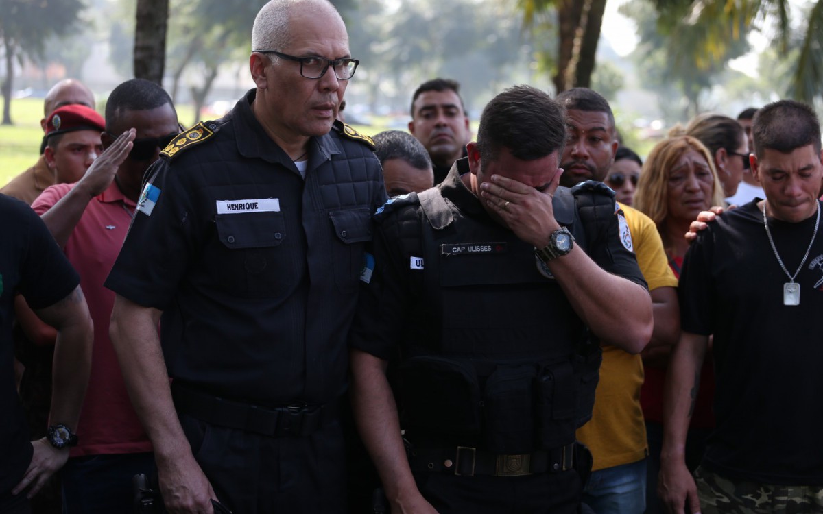 Sepultamento do PM Bruno de Paula Costa, morto no Complexo do Alem&atilde;o - Cl&eacute;ber Mendes/Ag&ecirc;ncia O Dia