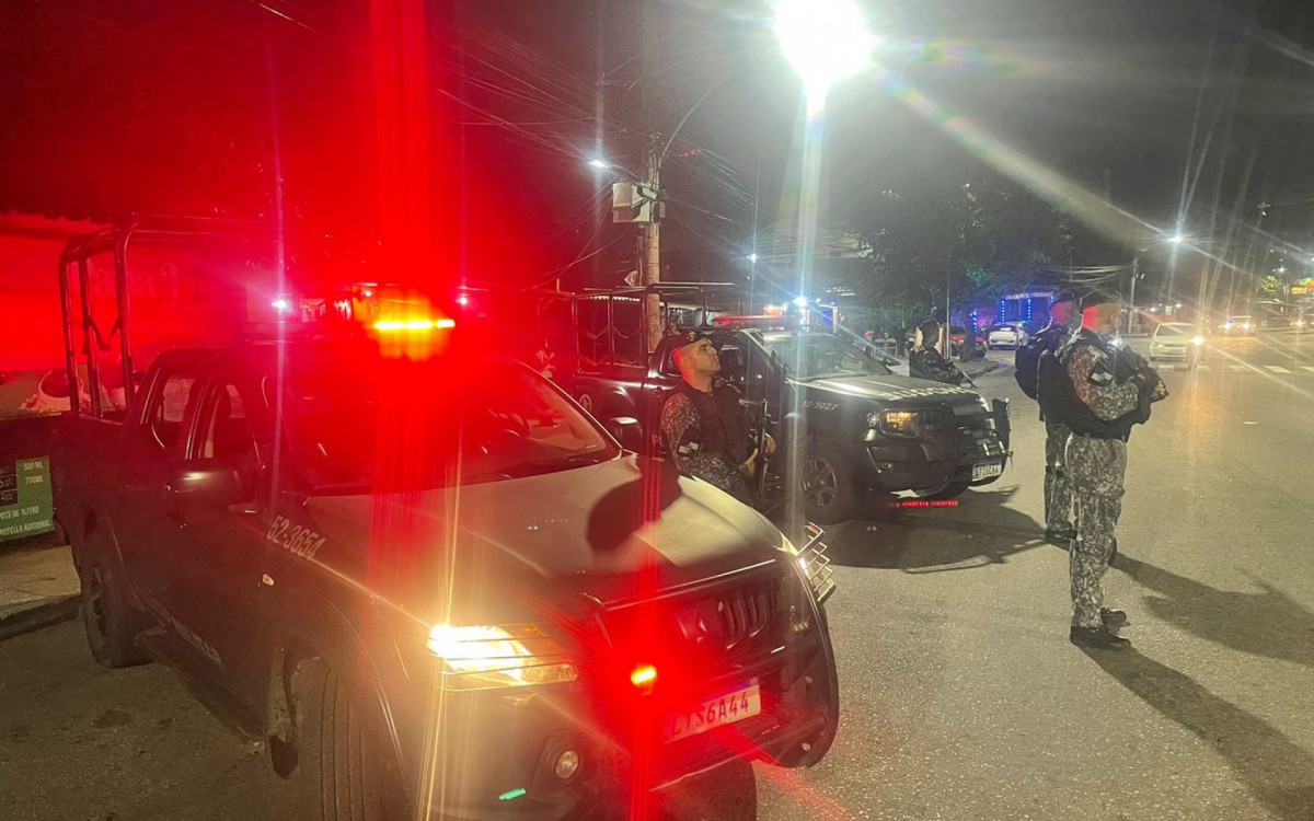 Equipes do Batalhão de Polícia do Choque posicionadas para reforçar a segurança no entorno do Complexo do Alemão, na Estrada do Itararé