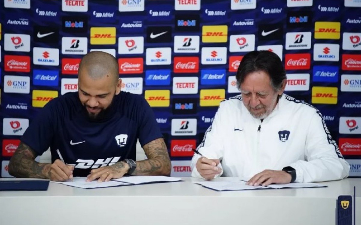 Daniel Alves &eacute; o novo refor&ccedil;o do Pumas-MEX