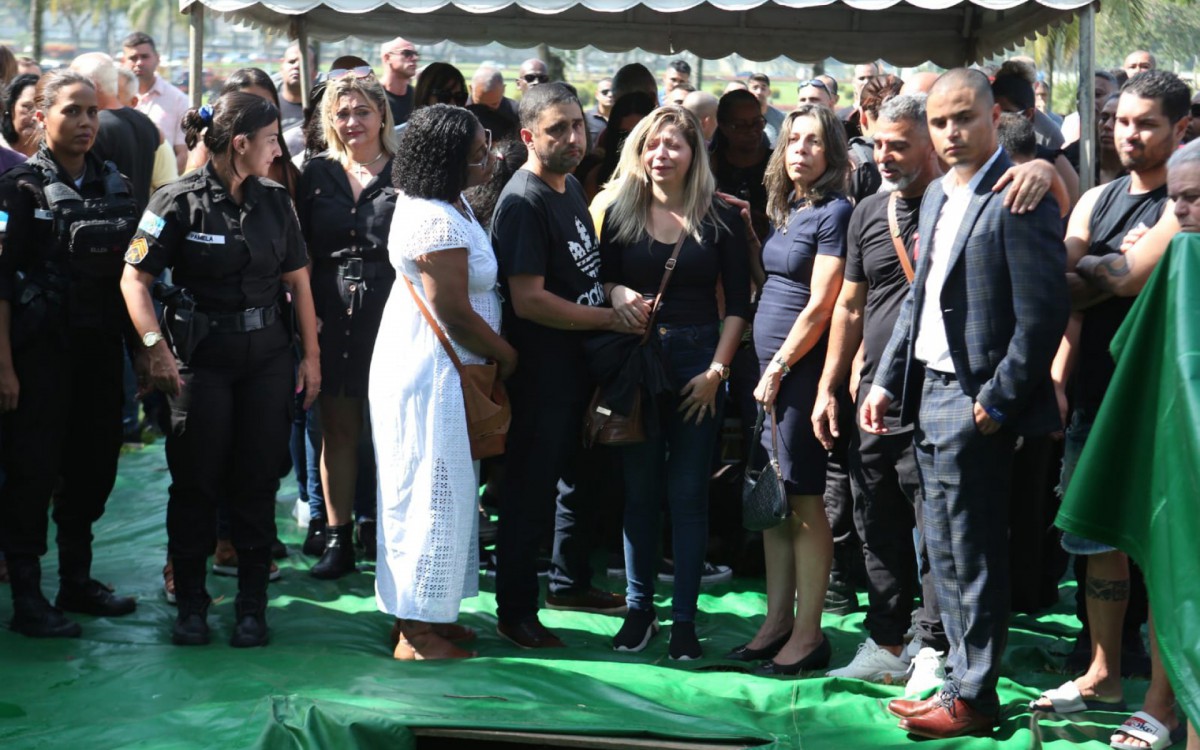 Centenas de amigos e familiares do cabo da PM Bruno de Paula Costa vão ao enterro do militar, no Cemitério Jardim Saúde, em Sulacap - Cleber Mendes/ Agência O Dia