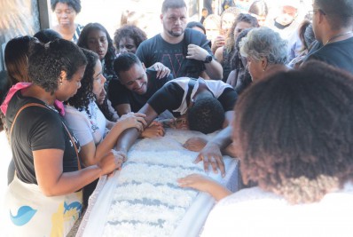 Sob forte emoção, familiares se despedem de mulher morta no Complexo do Alemão