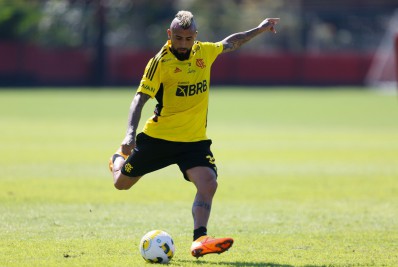 Vidal manda recado para torcedores do Flamengo: 'Com vontade de continuar a lutar'