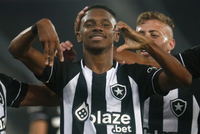 Botafogo bate o Athletico, volta a vencer no Brasileirão, e Luis Castro respira aliviado