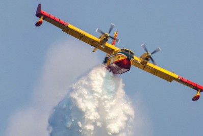 Turistas são retirados de ilha na Grécia por causa de incêndio