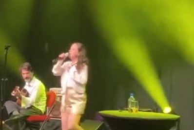 Bebel Gilberto pisoteia bandeira do Brasil durante show nos EUA e causa polêmica; veja vídeo