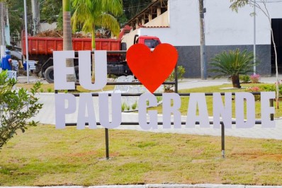 Letreiro em praça de Pau Grande viraliza nas redes sociais