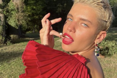 Bruna Linzmeyer arrasa usando look vermelho em casamento de amigos