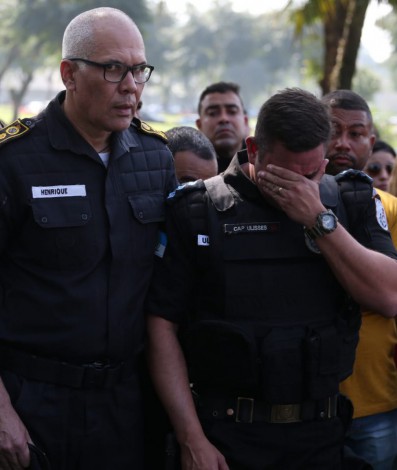 Centenas de amigos e familiares do cabo da PM Bruno de Paula Costa vão ao enterro do militar, no Cemitério Jardim Saúde, em Sulacap - Cleber Mendes/ Agência O Dia