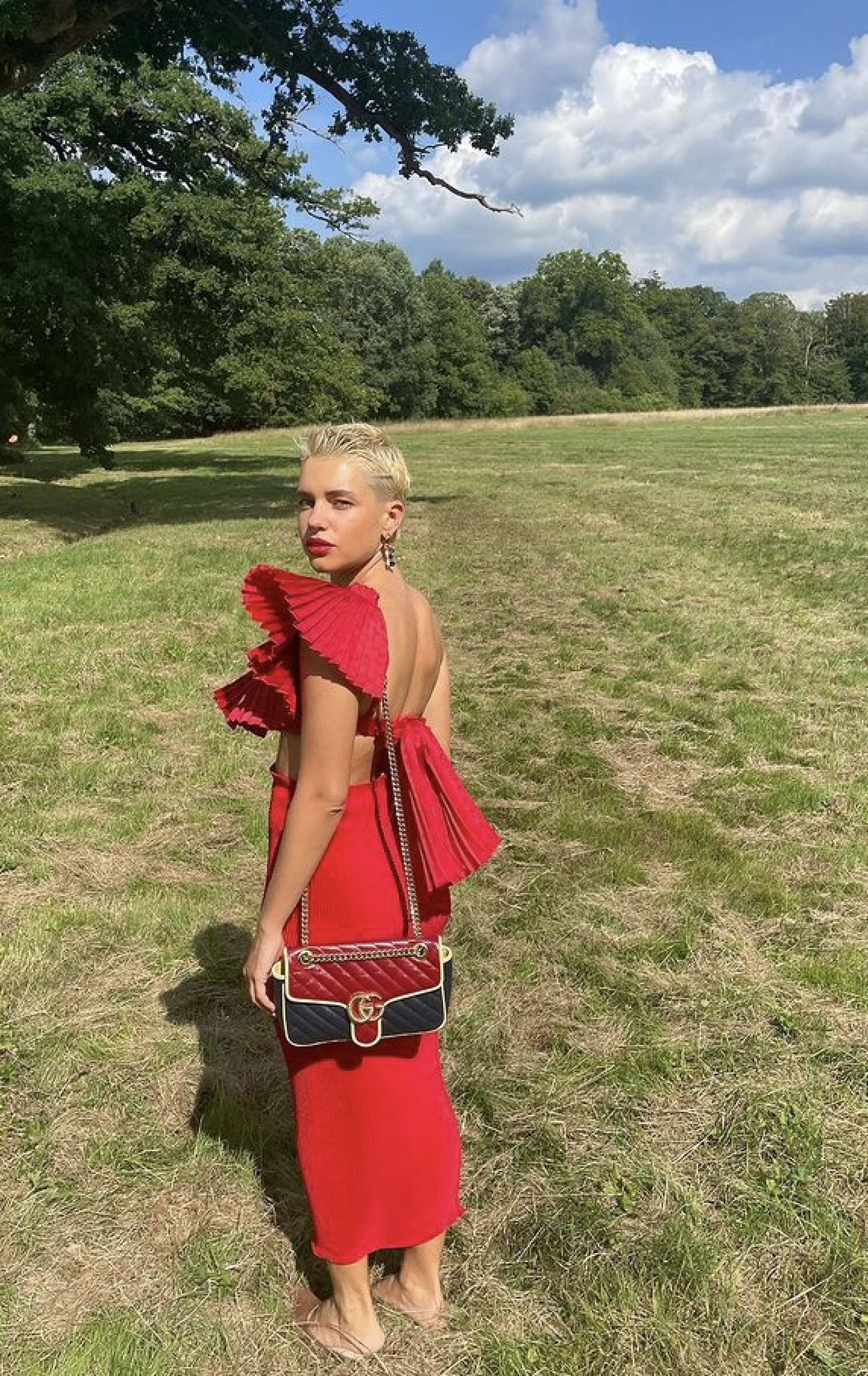 Bruna Linzmeyer aparece deslumbrante em look vermelho - Reprodução / Instagram